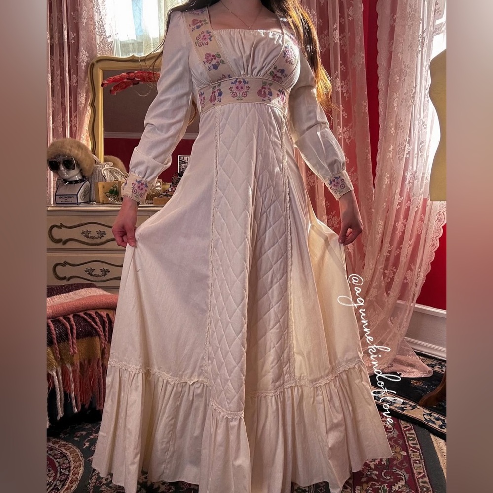 Kissing couple ribbon trimmed Gunne Sax maxi Dress